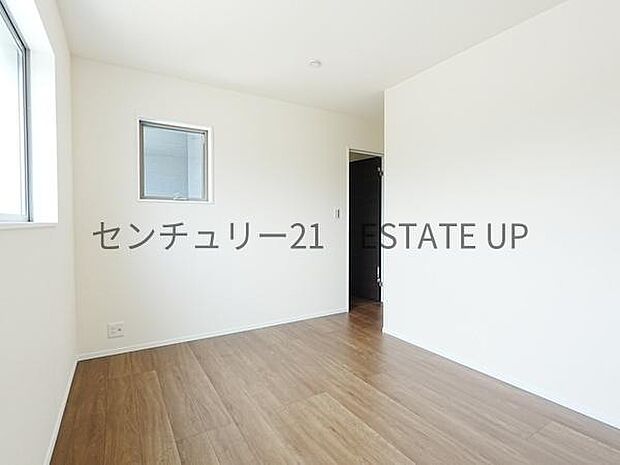 【洋室】窓がついていることで日中も明るくお部屋で過ごせます。