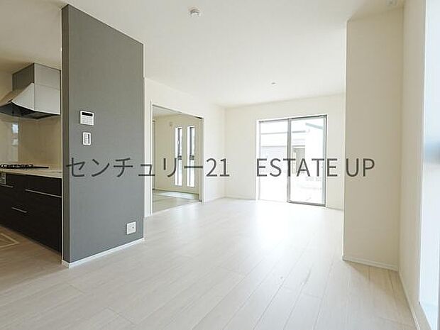 【リビング】リビングに畳の部屋があり来客室やキッズのスペース多様にご使用いただけます。