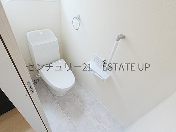 【トイレ】温水洗浄便座付きのトイレです。