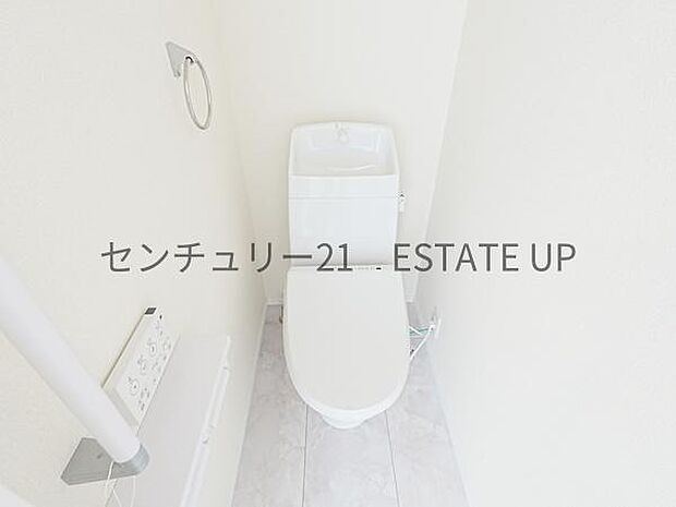 【トイレ】洋室横にあるトイレです。