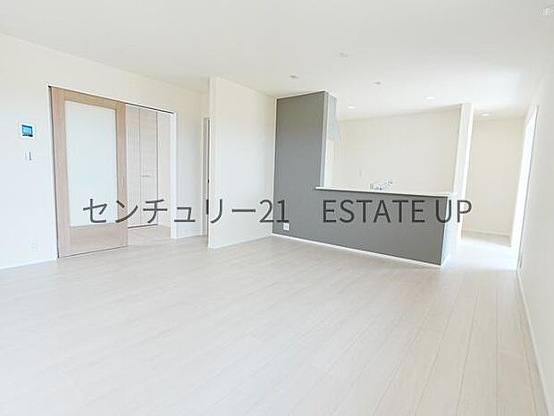 【リビング】お好きにアレンジして家具を置き、ご家族で安らげる癒しの空間をお作りいただけます。