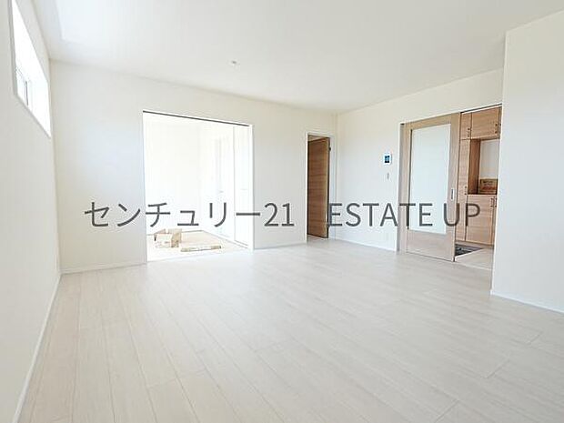 【リビング】リビングに畳の部屋があり来客室やキッズのスペース多様にご使用いただけます。