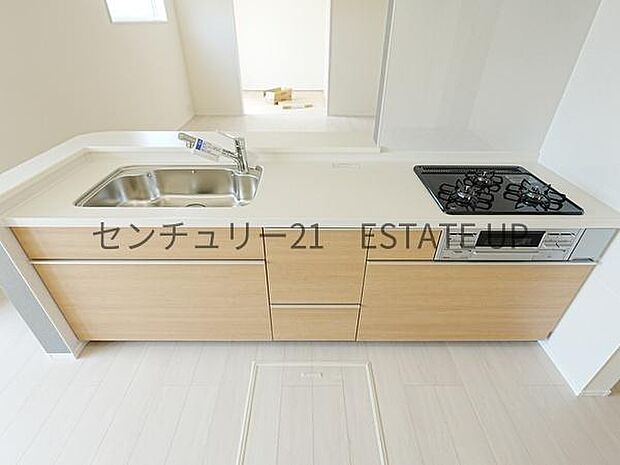 【キッチン】リビング全体を見渡せる対面式キッチン。リビングで過ごすご家族を見守りながら作業ができ、お互いの顔を見ながら会話ができます。