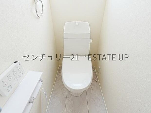 【トイレ】温水洗浄便座付きのトイレです。