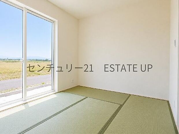 【和室】リビングに和室があり、来客にも、思い切りお子様が遊べるキッズスペースにもお昼寝スペースにもぴったり!