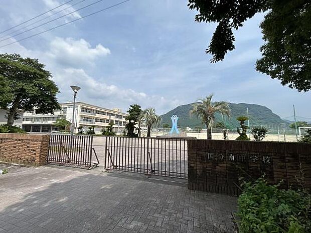 霧島市立国分南中学校まで1298m、校訓「考える人・心豊かな人・たくましい人」のもと、地域と連携し、主体的に学び心豊かでたくましい生徒を育む学校です。