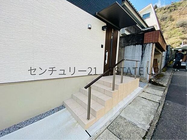 【玄関】階段がありオシャレな玄関入口です。