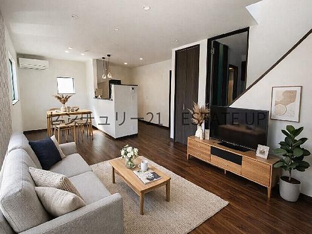 【リビング】広々としたリビング空間で、家族団らんや来客時にもゆったり過ごせる心地よい空間。※ホームステージングしているイメージ図です。