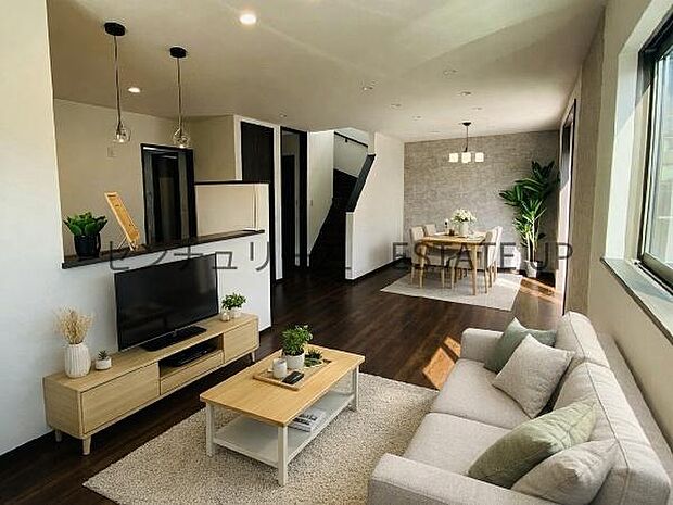 【リビング】リビング空間にキッチン。みんなで食事を楽しめる空間。※ホームステージングしているイメージ図です。