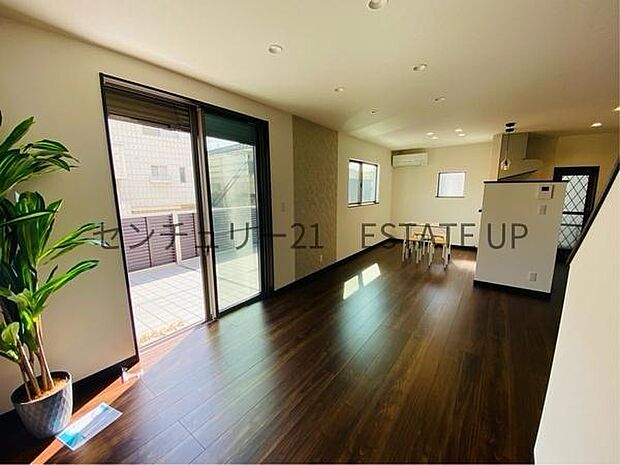 【リビング】17帖のリビング。短い導線で食事の支度や移動も楽々♪