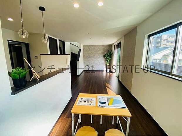 【リビング】お好きなインテリアなどを飾って、ご家族で安らげる癒しの空間をお作りいただけます。