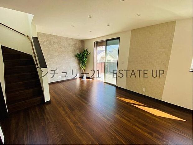 【リビング】心地いい光が差し込みます。過ごしやすいリビングで家族が快適な日々が送れます。