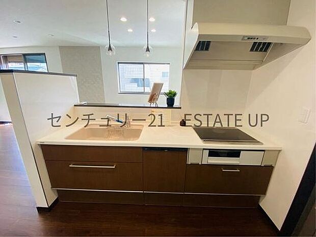【キッチン】火力の調整が楽で安全性の高い人気のIH。お子様も見守れる対面キッチンです。