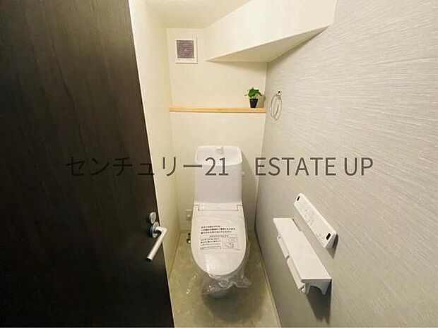 【トイレ】温水洗浄便座付きのトイレです。