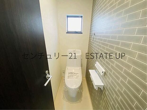 【トイレ】二階トイレ。各階にトイレが付いているので、忙しい朝の時間帯にも安心。