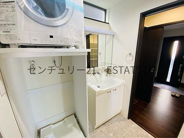【洗面台・洗面所】広々とした浴室。収納棚もあるので日用品も片付けできます!