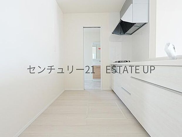 【キッチン】背面にカップボードが備わっており、家電置き場もご利用いただけます。