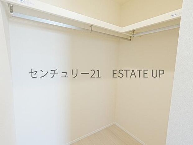 【収納】洋室にあるファミリー収納。洋服の多いご家族も趣味の道具もすっきり収納できます♪