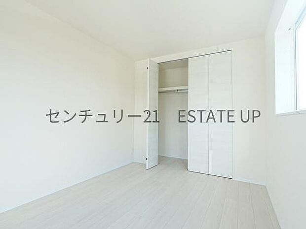 【洋室】クローゼットがあるのですぐに着替えができ便利です♪