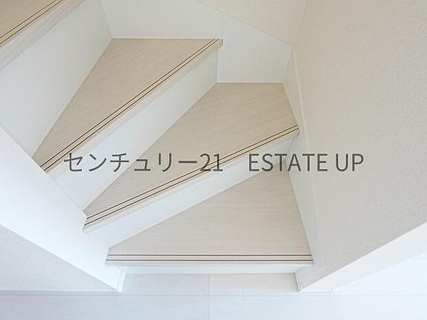 【階段】階段の途中でふと顔を合わせる、そんな日常の一コマが愛おしい。