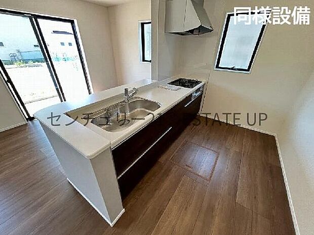 【同様設備 キッチン】解放感のあるキッチンスペースです。※画像反転しています。