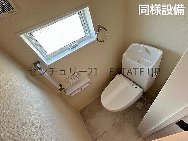 【同様設備 トイレ】温水洗浄便座付きのトイレです。※画像反転しています。