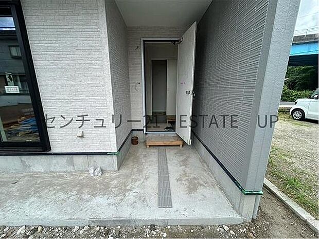 【玄関】大きなドアが帰りを出迎えてくれます。