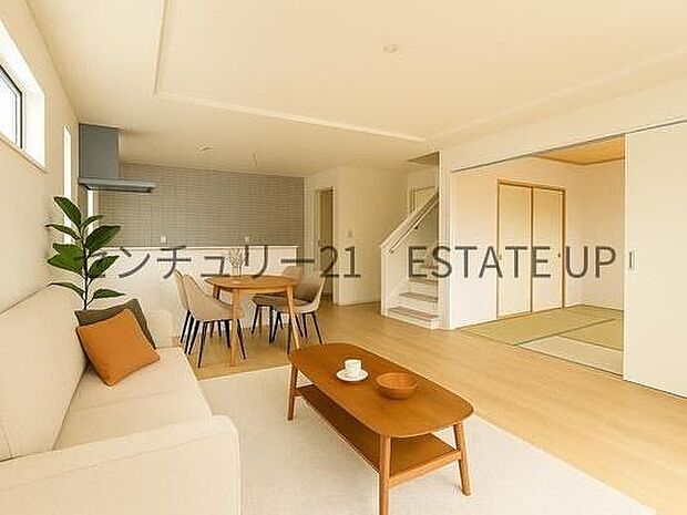 【リビング】心地いい光が差し込みます。過ごしやすいリビングで家族が快適な日々が送れます。※ホームステージングしているイメージ図です。