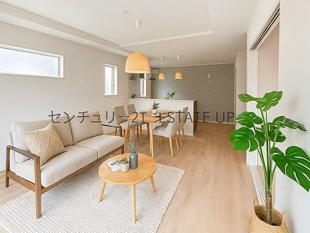 【リビング】大きな窓から明るい陽光が差し込み、ご家族皆様でゆったりとお過ごしいただけるリビングダイニングです。※ホームステージングしているイメージ図です。