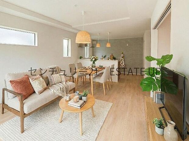 【リビング】大きな窓から明るい陽光が差し込み、ご家族皆様でゆったりとお過ごしいただけるリビングダイニングです。※ホームステージングしているイメージ図です。