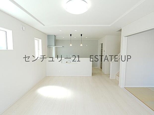 【リビング】リビング空間にキッチンがあり、みんなで食事を楽しめる空間。