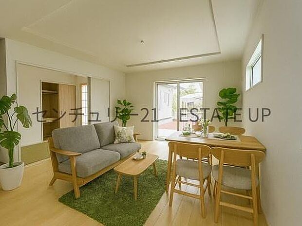 【リビング】庭に面した明るく開放的なLDKです。※ホームステージングしているイメージ図です。