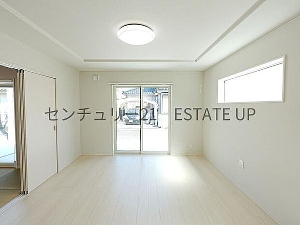 【リビング】心地いい光が差し込みます。過ごしやすいリビングで家族が快適な日々が送れます。