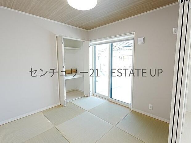 【リビング】リビング奥には畳の部屋がありご家族・来訪者、皆様でゆったりとお過ごしいただけます。