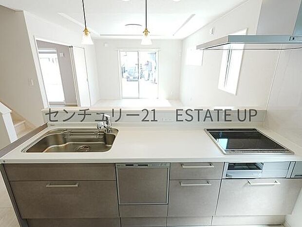 【キッチン】リビング全体を見渡せる対面式キッチン。リビングで過ごすご家族を見守りながら作業ができ、お互いの顔を見ながら会話ができます。
