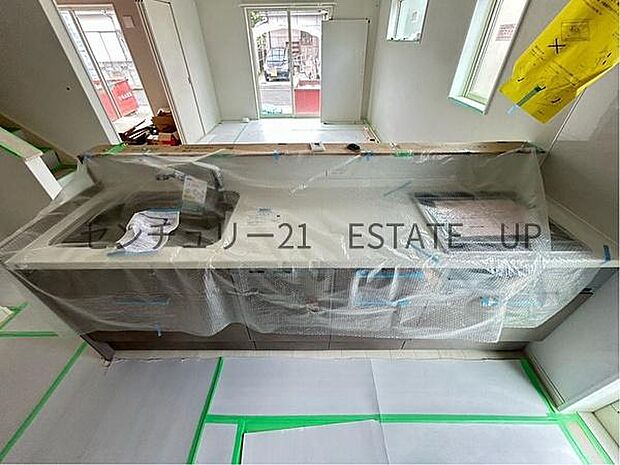 【キッチン】LDにいるご家族と会話をしながら料理ができる対面式キッチン。動線が短く作業効率の良いL字型です。上下に豊富な収納スペースがあるのでキッチンがすっきり片付きます。