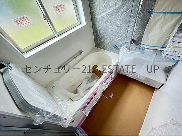 【浴室】足を伸ばして入れる1坪タイプのバスルーム。日頃の疲れを癒してくれます。