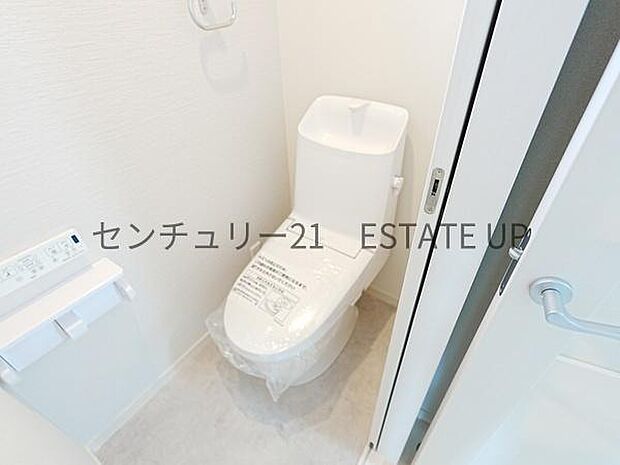 【トイレ】二階トイレ。各階にトイレが付いているので、忙しい朝の時間帯にも安心。