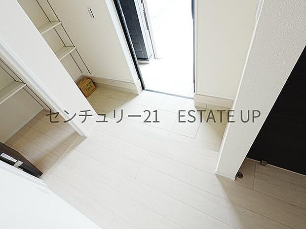 【玄関】横にシューズボックスもございますので散らかりやすいお靴もスッキリ片付きます。