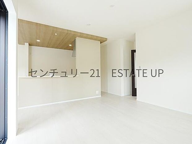 【リビング】ご家族皆様でゆったりとお過ごしいただけるリビングです。
