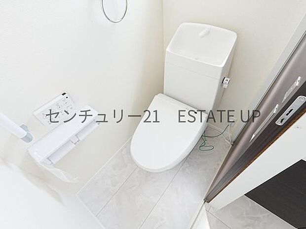 【トイレ】温水洗浄便座付きのトイレです。