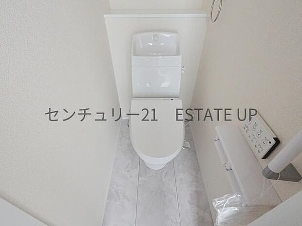 【トイレ】二階トイレ。各階にトイレが付いているので、忙しい朝の時間帯にも安心。