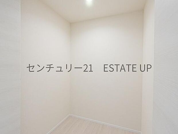 【収納】洋室にあるファミリー収納。洋服の多いご家族も趣味の道具もすっきり収納できます♪