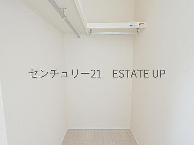 【収納】洋室にあるファミリー収納。洋服の多いご家族も趣味の道具もすっきり収納できます♪