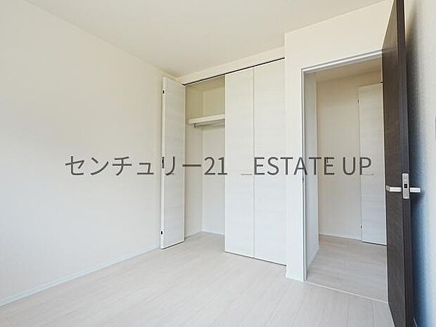 【洋室】奥に収納スペースもあるので広くご活用できます。