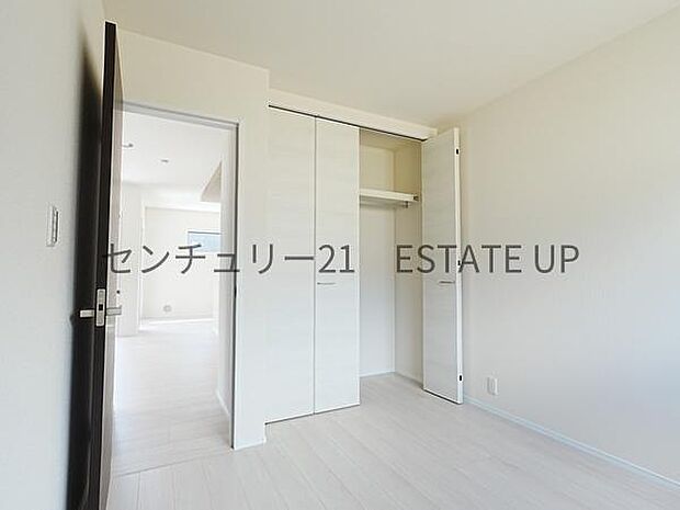 【洋室】クローゼットがあるのですぐに着替えができ便利です♪