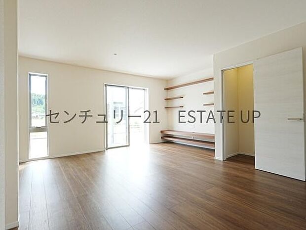 【リビング】心地いい光が差し込みます。過ごしやすいリビングで家族が快適な日々が送れます。