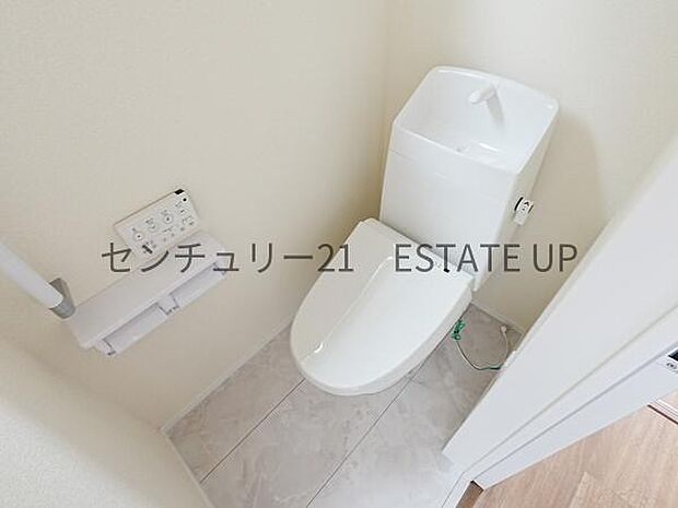 【トイレ】温水洗浄便座付きのトイレです。