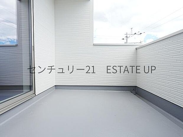 【バルコニー】広々としたバルコニーで夏はBBQもでき、多様にお使いできます。