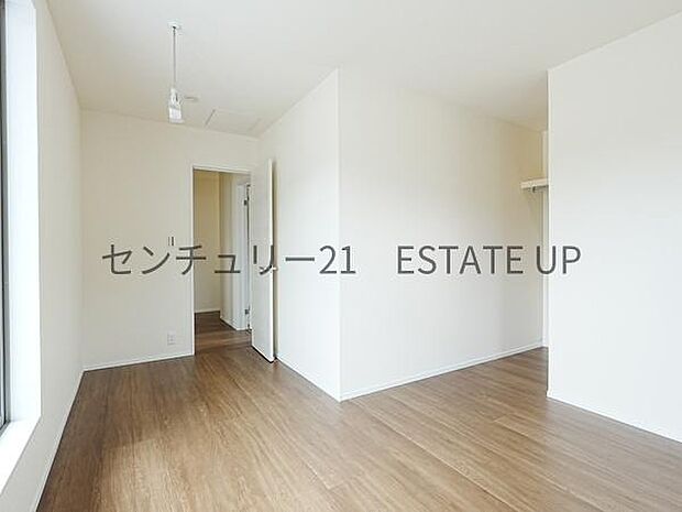 【洋室】奥に収納スペースもあるので広くご活用できます。